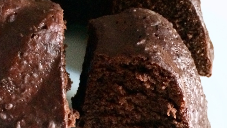 Torta al cioccolato, perfetta per essere decorata o glassata