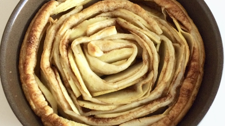 Torta a rosa di pasta sfoglia con mele e cannella