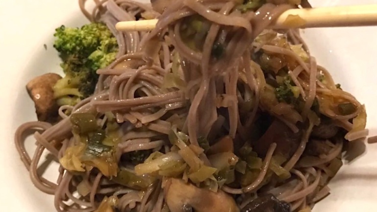 Noodles saltati con verdure, un piatto unico dal sapore orientale