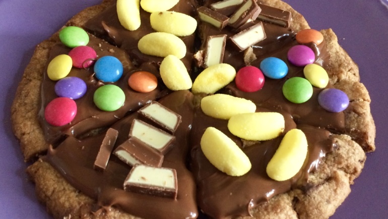 Cookies Pizza: base di biscotto, Nutella e caramelle…bambini ci siete?