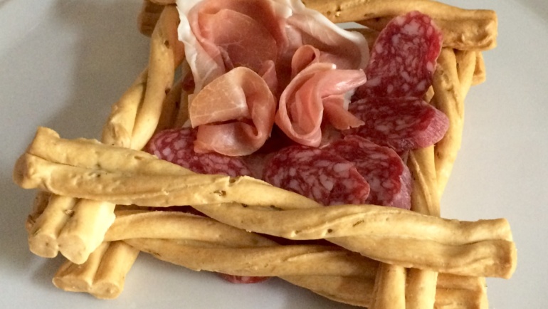 Grissini e aperitivo? Intrecciati a cestino saranno bellissimi!