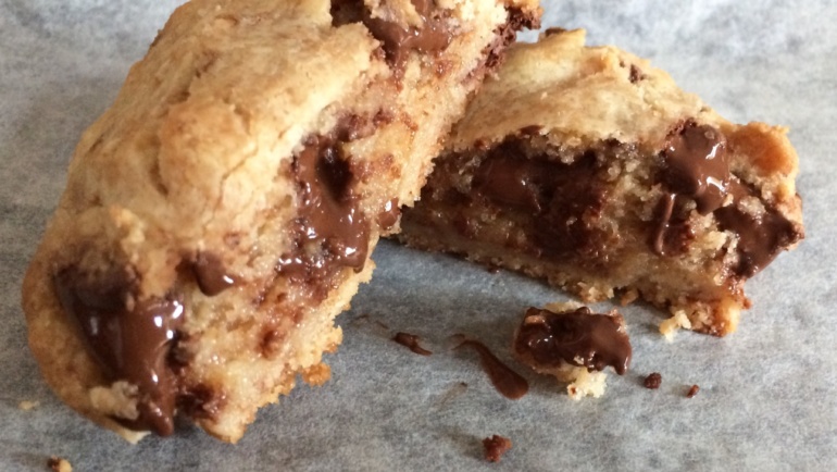 Cookies con gocce di cioccolato, vi faranno innamorare!