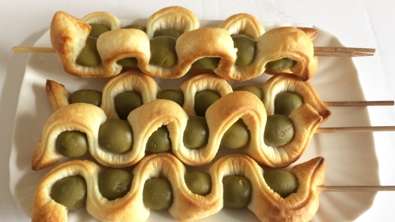 Spirali di sfoglia e olive verdi per un aperitivo originale!