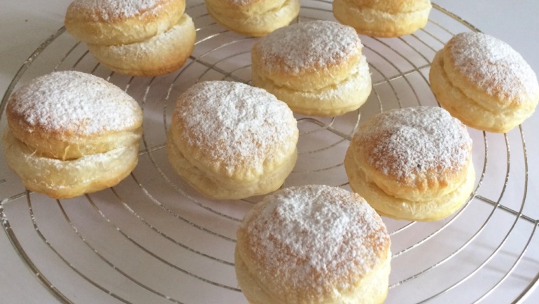 Bombette di pasta sfoglia con ricotta e pere: perfette per Pasqua