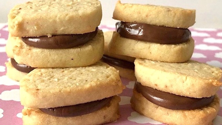 Baci di dama a modo mio: due dischetti di frolla alle nocciole e tanta Nutella