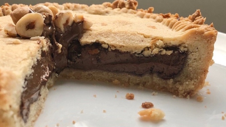Torta Bacio: un guscio di frolla alle nocciole che racchiude un cuore goloso!