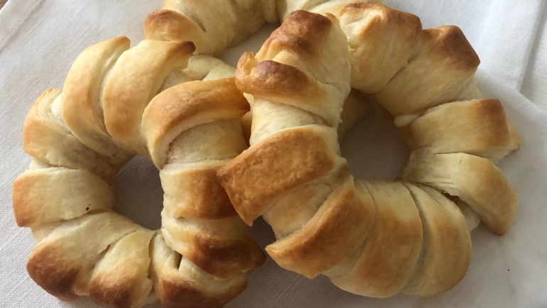 Fiori di pasta sfoglia con ripieno di prosciutto cotto e provola dolce