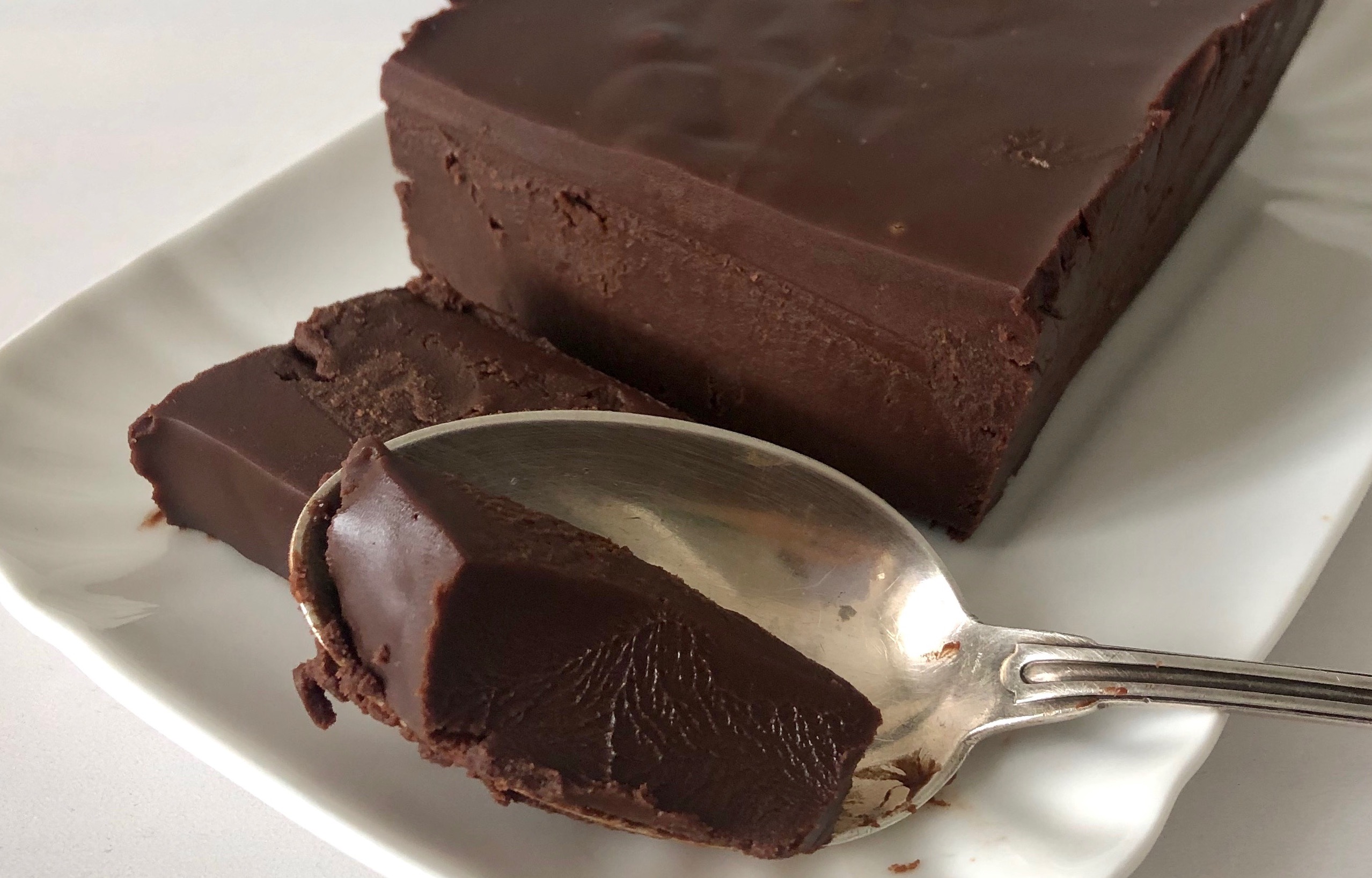 mattonella al cioccolato, panna e cioccolato insieme per un dolce superbo