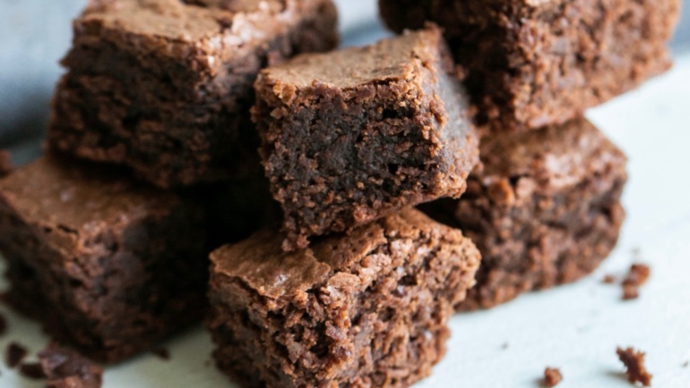 Brownies fondenti con farina di mandorle: i cubetti del buonumore!