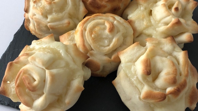 Ricci di terra: un goloso rotolo di pasta per pizza con provolone piccante!