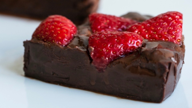 Torta ganache e fragole: strepitosa, facilissima, senza cottura e super veloce!