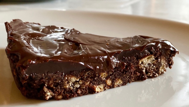 Torta Wow: golosa, senza cottura, senza uova e con tanto cioccolato. Super!