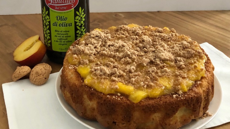 Torta 7 vasetti allo yogurt con composta di pesche e granella di amaretti