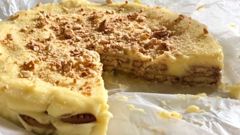 Torta crema e biscotti: una torta senza cottura, super buona e tanto facile