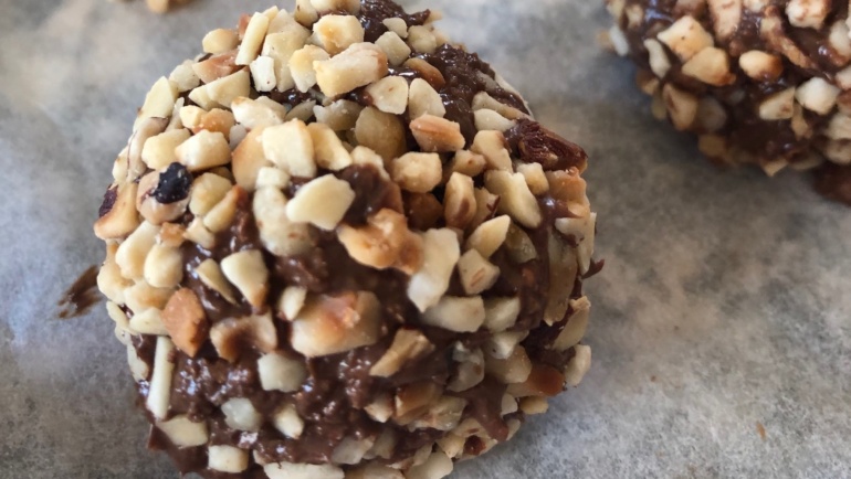 Palla di nocciola: una nocciola che rimbalza tra cioccolato e wafer. Super!