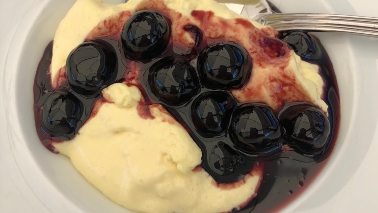 Coppa di crema al mascarpone senza uova crude e con ciliegie sciroppate