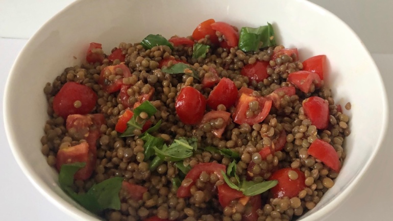 Insalatina di lenticchie di Norcia, pomodorini freschi e basilico