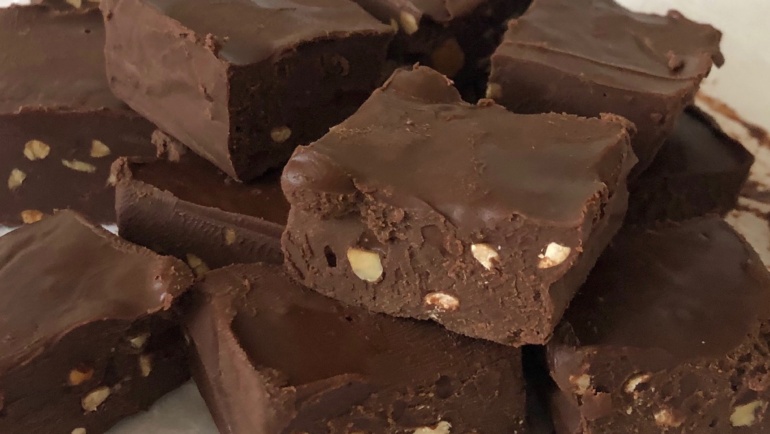 Fudge al cioccolato e burro di arachidi: un cubetto di energia pura. Super!