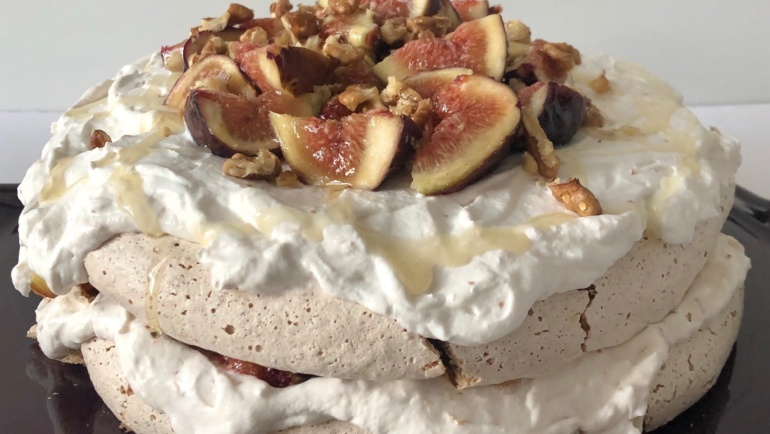 Pavlova alle noci con panna, fichi e miele: una torta di rara bontà