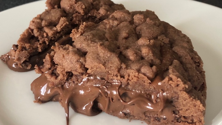 Sbriciolata al cacao con un cuore morbido di nutella: piacere puro!