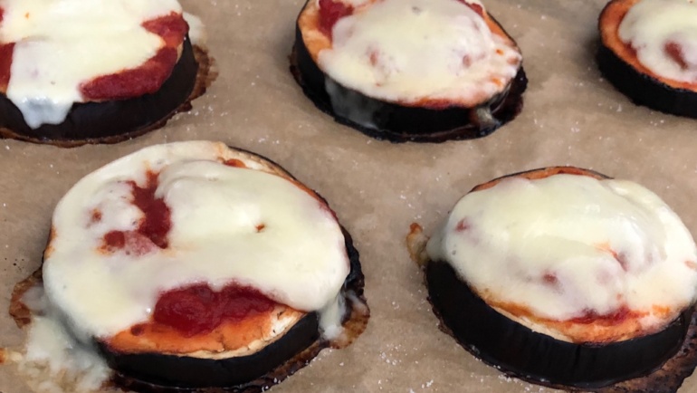 Pizzette di melanzane: un’idea light, veloce e gustosa