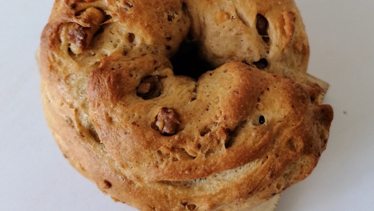 Ciambella di pane e noci: velocissima e una super idea dell’ultimo minuto!
