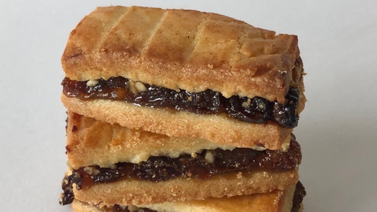 Pacchetti di frolla: biscotti da un cuore di noci e uvette. Strepitosi!