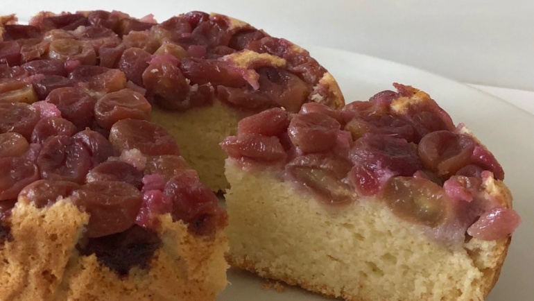 Torta solo albumi con uva, senza latticini e senza glutine. Spettacolare!