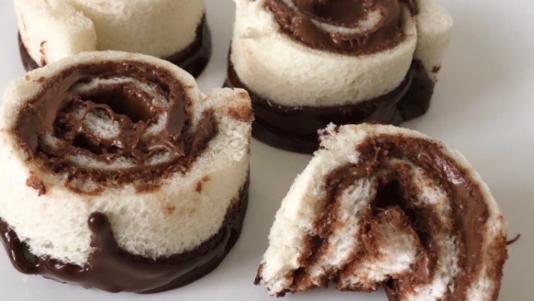 Girelle a modo mio: pane bianco, nutella e un tocco di cioccolato. Super!