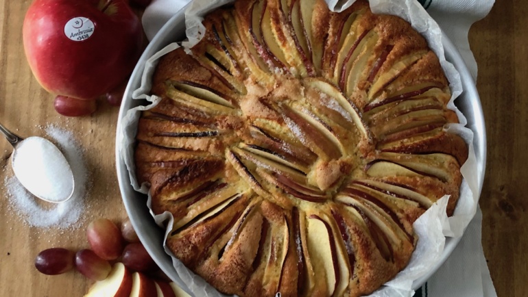 Torta soffice alle mele e uva: una ricetta magica da tenersi stretti!