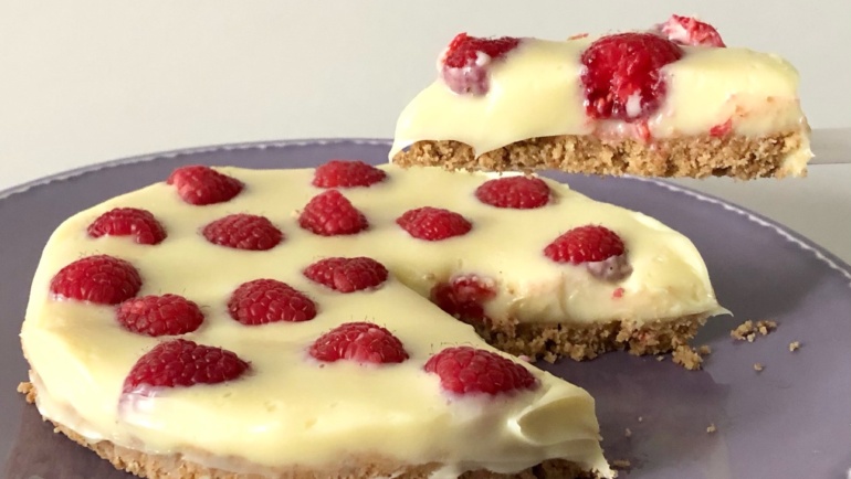 Crostata senza cottura con ganache al cioccolato bianco e lamponi a modo mio