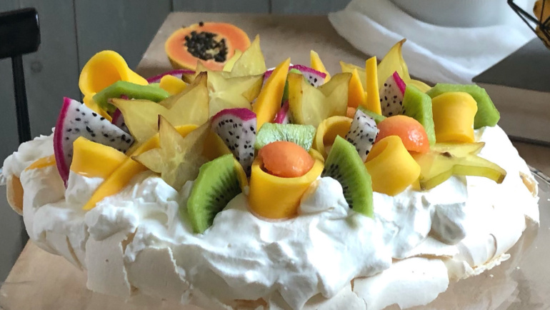 Pavlova a modo mio con frutti esotici: bella e buona!