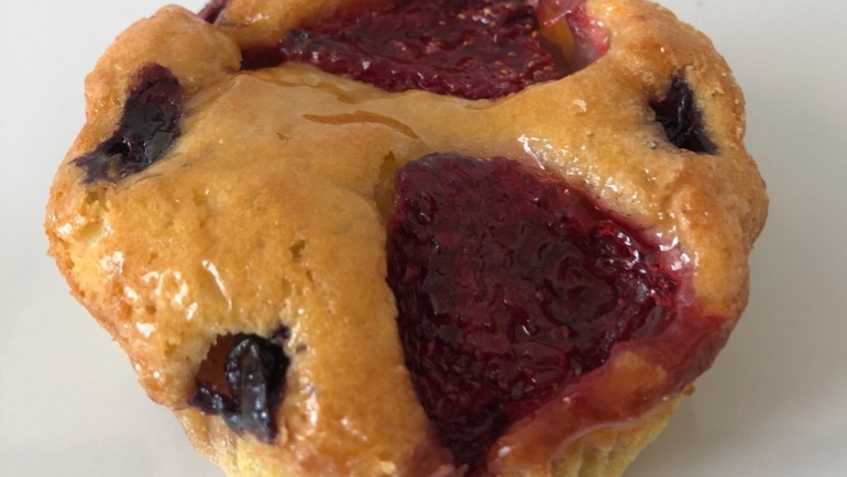 Tortine soffici al limone a modo mio senza burro con mirtilli e fragole