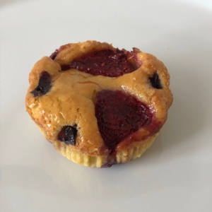 tortine_soffici_fragole_mirtilli