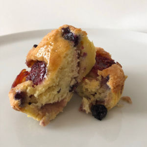 tortine_soffici_fragole_mirtilli